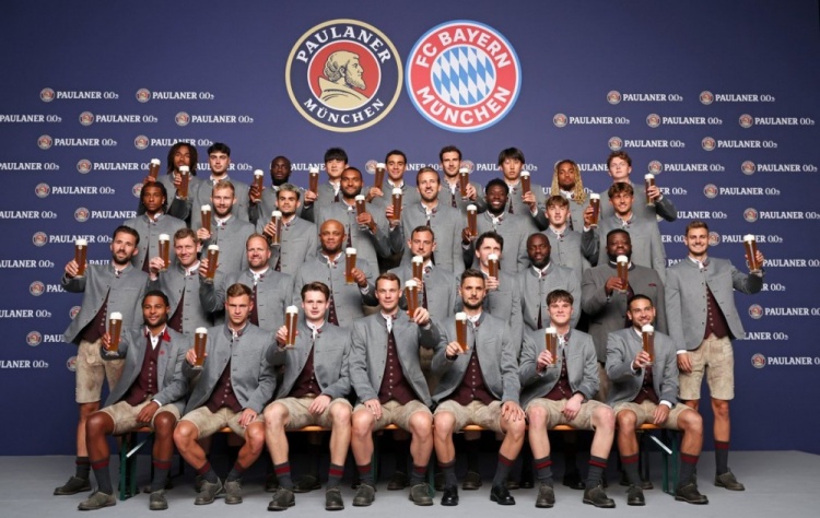 拜仁新赛季启程：全队手持啤酒共拍官方全家福