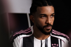 尤文发布新赛季主场球衣：经典黑白配色，粉色队徽+肩膀条纹