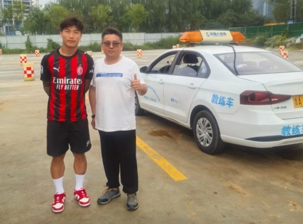 谢文能驾校练车身着AC米兰新款战袍
